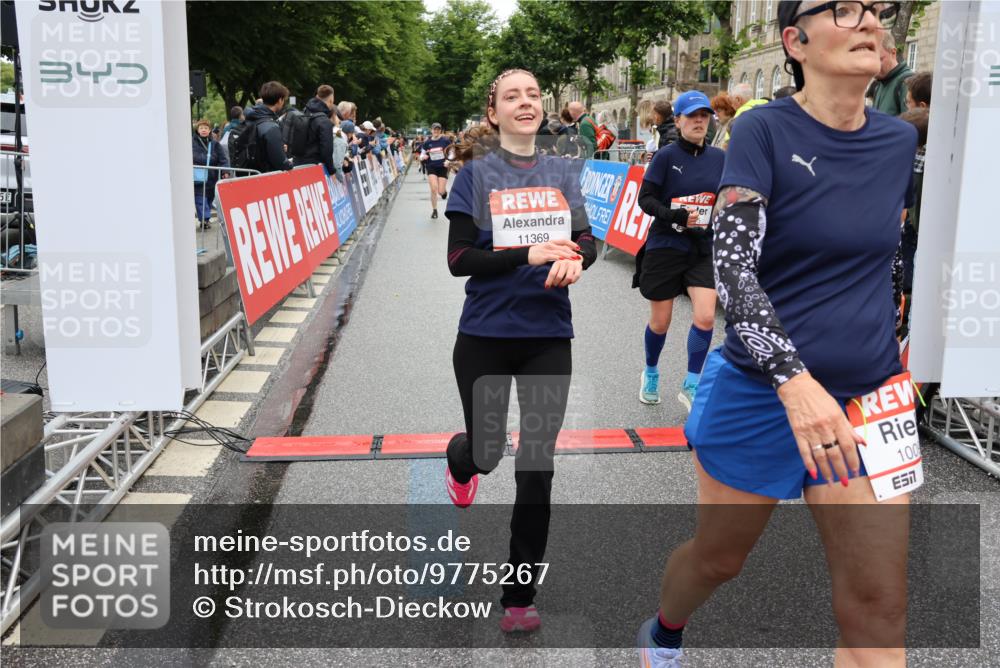 14.06.2026 - REWE Women's Run Strokosch-Dieckow http://msf.ph/oto/9775267 14.06.2026 10:00:18 Ziel 10090, 10602, 10715, 10820, 10839, 10840, 10995, 11269, 11369 meine-sportfotos.de