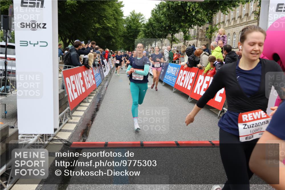14.06.2026 - REWE Women's Run Strokosch-Dieckow http://msf.ph/oto/9775303 14.06.2026 09:56:26 Ziel 10122, 10563, 10737, 10757, 10774, 10816, 10838, 10867, 10969, 11383, 11491, 11526 meine-sportfotos.de