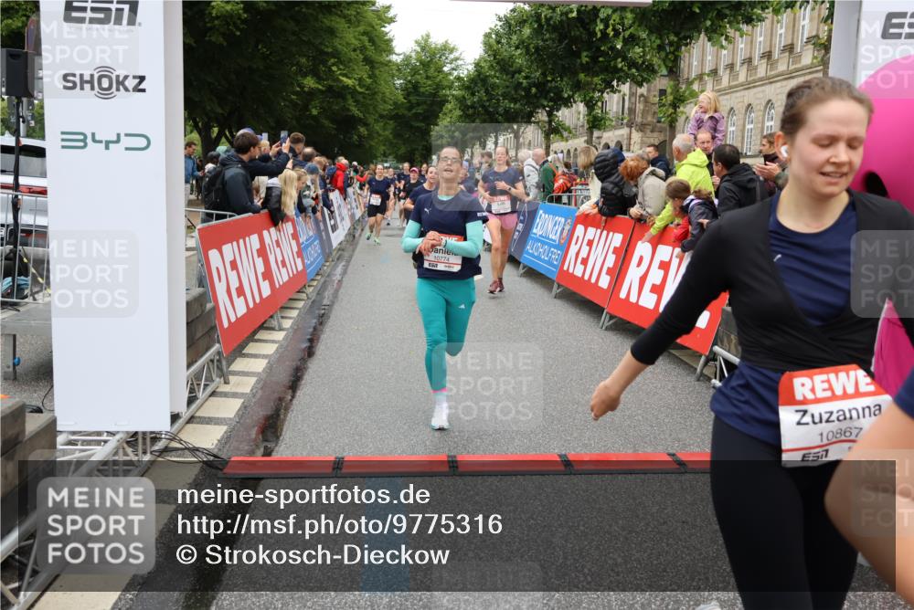 14.06.2026 - REWE Women's Run Strokosch-Dieckow http://msf.ph/oto/9775316 14.06.2026 09:56:26 Ziel 10122, 10563, 10737, 10757, 10774, 10816, 10838, 10867, 10969, 11383, 11491, 11526 meine-sportfotos.de