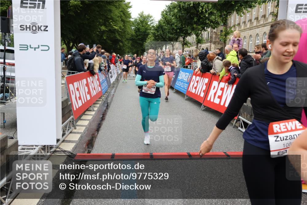 14.06.2026 - REWE Women's Run Strokosch-Dieckow http://msf.ph/oto/9775329 14.06.2026 09:56:27 Ziel 10122, 10563, 10757, 10774, 10816, 10838, 10867, 10969, 11383, 11399, 11428, 11491, 11515, 11526 meine-sportfotos.de