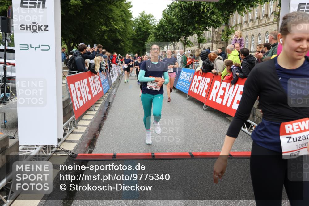 14.06.2026 - REWE Women's Run Strokosch-Dieckow http://msf.ph/oto/9775340 14.06.2026 09:56:27 Ziel 10122, 10563, 10757, 10774, 10816, 10838, 10867, 10969, 11383, 11399, 11428, 11491, 11515, 11526 meine-sportfotos.de