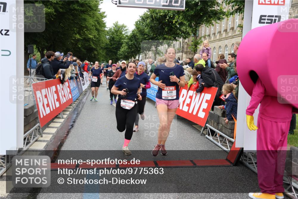 14.06.2026 - REWE Women's Run Strokosch-Dieckow http://msf.ph/oto/9775363 14.06.2026 09:56:29 Ziel 10098, 10112, 10122, 10304, 10563, 10757, 10774, 10816, 10838, 10845, 10867, 10969, 11383, 11399, 11428, 11491, 11515, 11526 meine-sportfotos.de