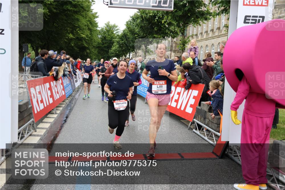 14.06.2026 - REWE Women's Run Strokosch-Dieckow http://msf.ph/oto/9775375 14.06.2026 09:56:29 Ziel 10098, 10112, 10122, 10304, 10563, 10757, 10774, 10816, 10838, 10845, 10867, 10969, 11383, 11399, 11428, 11491, 11515, 11526 meine-sportfotos.de