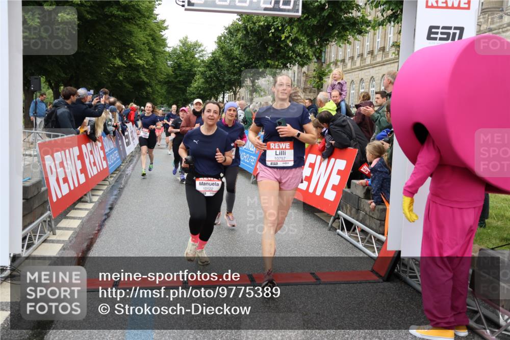 14.06.2026 - REWE Women's Run Strokosch-Dieckow http://msf.ph/oto/9775389 14.06.2026 09:56:29 Ziel 10098, 10112, 10122, 10304, 10563, 10757, 10774, 10816, 10838, 10845, 10867, 10969, 11383, 11399, 11428, 11491, 11515, 11526 meine-sportfotos.de