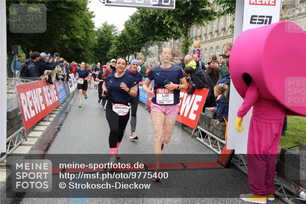 14.06.2026 - REWE Women's Run Strokosch-Dieckow http://msf.ph/oto/9775400 14.06.2026 09:56:29 Ziel 10098, 10112, 10122, 10304, 10563, 10757, 10774, 10816, 10838, 10845, 10867, 10969, 11383, 11399, 11428, 11491, 11515, 11526 meine-sportfotos.de