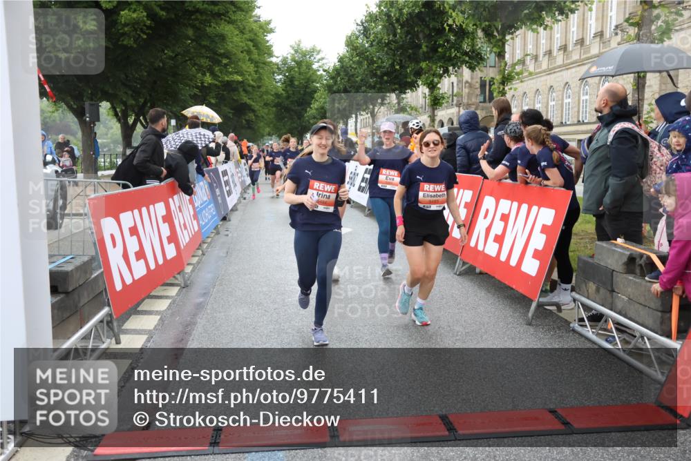 14.06.2026 - REWE Women's Run Strokosch-Dieckow http://msf.ph/oto/9775411 14.06.2026 11:07:23 Ziel 5103, 5229, 5368, 5369, 5476, 5483, 5484, 6041, 6065 meine-sportfotos.de