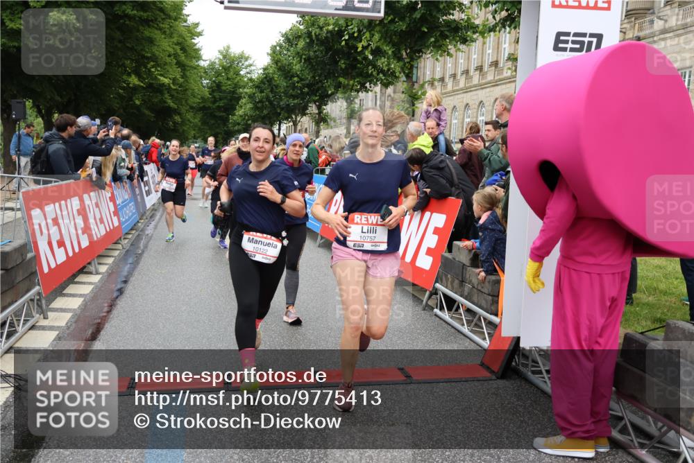 14.06.2026 - REWE Women's Run Strokosch-Dieckow http://msf.ph/oto/9775413 14.06.2026 09:56:29 Ziel 10098, 10112, 10122, 10304, 10563, 10757, 10774, 10816, 10838, 10845, 10867, 10969, 11383, 11399, 11428, 11491, 11515, 11526 meine-sportfotos.de