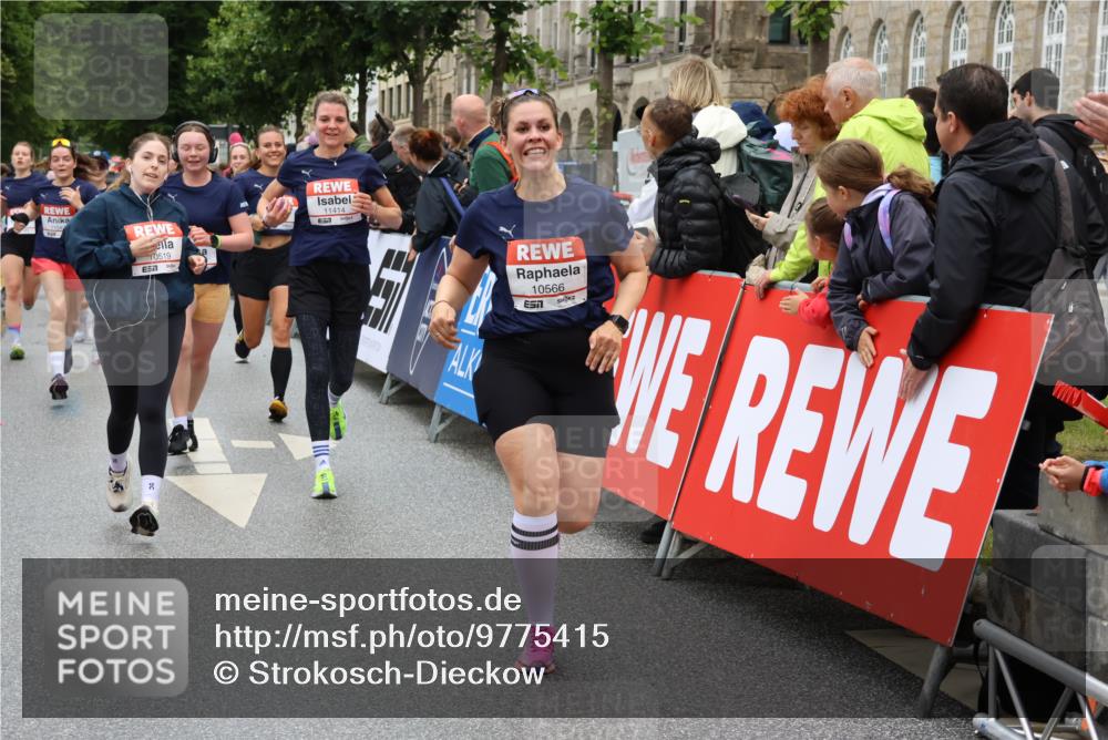14.06.2026 - REWE Women's Run Strokosch-Dieckow http://msf.ph/oto/9775415 14.06.2026 10:00:25 Ziel 10519, 10566, 10602, 10715, 10756, 10789, 10956, 10995, 11042, 11092, 11171, 11342, 11369, 11414 meine-sportfotos.de