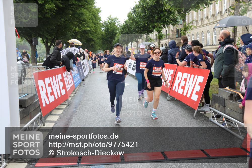 14.06.2026 - REWE Women's Run Strokosch-Dieckow http://msf.ph/oto/9775421 14.06.2026 11:07:23 Ziel 5103, 5229, 5368, 5369, 5476, 5483, 5484, 6041, 6065 meine-sportfotos.de
