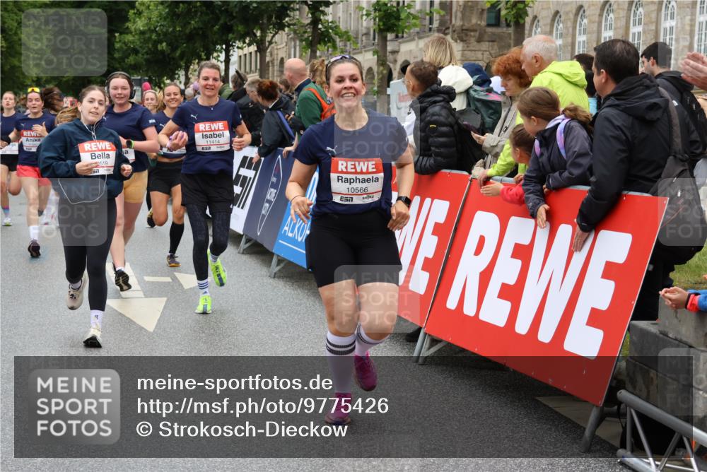 14.06.2026 - REWE Women's Run Strokosch-Dieckow http://msf.ph/oto/9775426 14.06.2026 10:00:25 Ziel 10519, 10566, 10602, 10715, 10756, 10789, 10956, 10995, 11042, 11092, 11171, 11342, 11369, 11414 meine-sportfotos.de