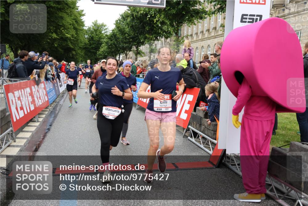 14.06.2026 - REWE Women's Run Strokosch-Dieckow http://msf.ph/oto/9775427 14.06.2026 09:56:29 Ziel 10098, 10112, 10122, 10304, 10563, 10757, 10774, 10816, 10838, 10845, 10867, 10969, 11383, 11399, 11428, 11491, 11515, 11526 meine-sportfotos.de