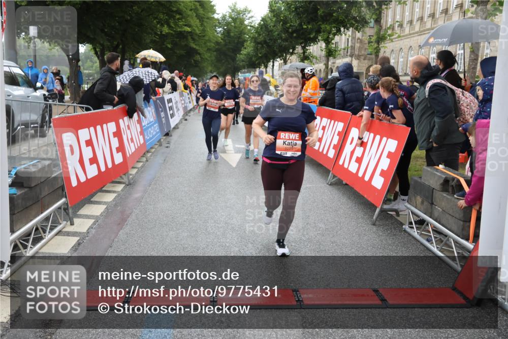 14.06.2026 - REWE Women's Run Strokosch-Dieckow http://msf.ph/oto/9775431 14.06.2026 11:07:21 Ziel 5103, 5229, 5368, 5369, 5437, 5483, 5484, 6041 meine-sportfotos.de