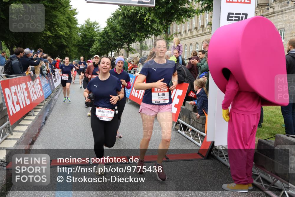14.06.2026 - REWE Women's Run Strokosch-Dieckow http://msf.ph/oto/9775438 14.06.2026 09:56:29 Ziel 10098, 10112, 10122, 10304, 10563, 10757, 10774, 10816, 10838, 10845, 10867, 10969, 11383, 11399, 11428, 11491, 11515, 11526 meine-sportfotos.de