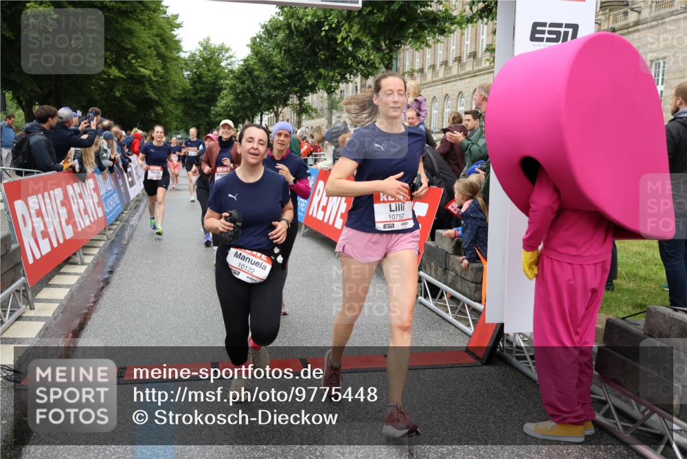 14.06.2026 - REWE Women's Run Strokosch-Dieckow http://msf.ph/oto/9775448 14.06.2026 09:56:29 Ziel 10098, 10112, 10122, 10304, 10563, 10757, 10774, 10816, 10838, 10845, 10867, 10969, 11383, 11399, 11428, 11491, 11515, 11526 meine-sportfotos.de