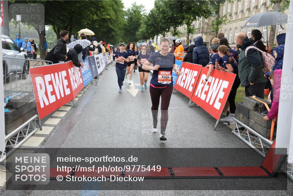 14.06.2026 - REWE Women's Run Strokosch-Dieckow http://msf.ph/oto/9775449 14.06.2026 11:07:21 Ziel 5103, 5229, 5368, 5369, 5437, 5483, 5484, 6041 meine-sportfotos.de