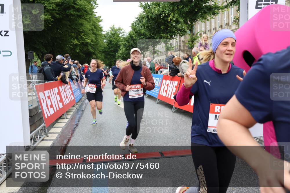 14.06.2026 - REWE Women's Run Strokosch-Dieckow http://msf.ph/oto/9775460 14.06.2026 09:56:30 Ziel 10098, 10112, 10122, 10265, 10304, 10563, 10736, 10757, 10774, 10838, 10845, 10867, 10969, 11383, 11399, 11428, 11491, 11515, 11526 meine-sportfotos.de