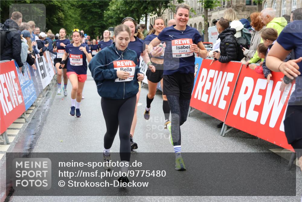 14.06.2026 - REWE Women's Run Strokosch-Dieckow http://msf.ph/oto/9775480 14.06.2026 10:00:27 Ziel 10519, 10566, 10602, 10756, 10789, 10956, 10995, 11042, 11092, 11171, 11342, 11414 meine-sportfotos.de