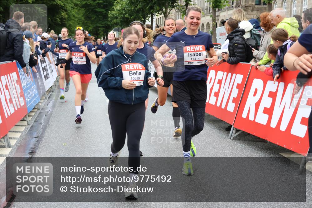 14.06.2026 - REWE Women's Run Strokosch-Dieckow http://msf.ph/oto/9775492 14.06.2026 10:00:27 Ziel 10519, 10566, 10602, 10756, 10789, 10956, 10995, 11042, 11092, 11171, 11342, 11414 meine-sportfotos.de