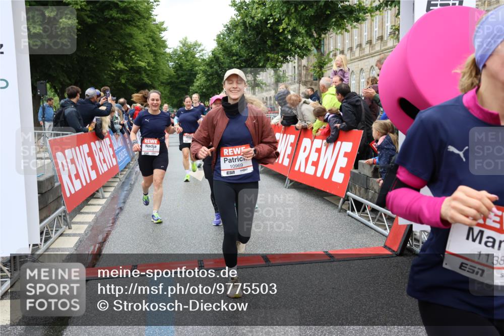 14.06.2026 - REWE Women's Run Strokosch-Dieckow http://msf.ph/oto/9775503 14.06.2026 09:56:31 Ziel 10098, 10112, 10122, 10265, 10304, 10563, 10736, 10757, 10774, 10838, 10845, 10867, 10969, 11383, 11399, 11428, 11491, 11515, 11526 meine-sportfotos.de