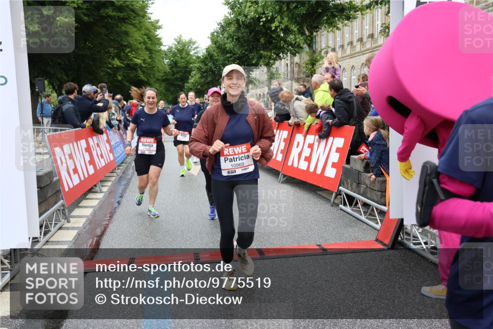14.06.2026 - REWE Women's Run Strokosch-Dieckow http://msf.ph/oto/9775519 14.06.2026 09:56:31 Ziel 10098, 10112, 10122, 10265, 10304, 10563, 10736, 10757, 10774, 10838, 10845, 10867, 10969, 11383, 11399, 11428, 11491, 11515, 11526 meine-sportfotos.de