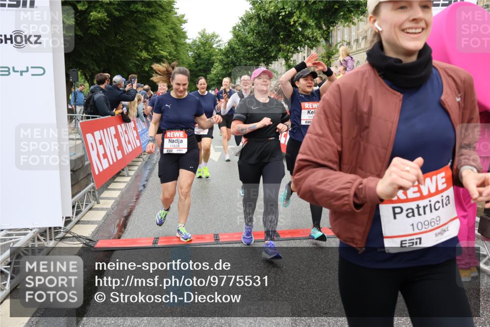 14.06.2026 - REWE Women's Run Strokosch-Dieckow http://msf.ph/oto/9775531 14.06.2026 09:56:31 Ziel 10098, 10112, 10122, 10265, 10304, 10563, 10736, 10757, 10774, 10838, 10845, 10867, 10969, 11383, 11399, 11428, 11491, 11515, 11526 meine-sportfotos.de