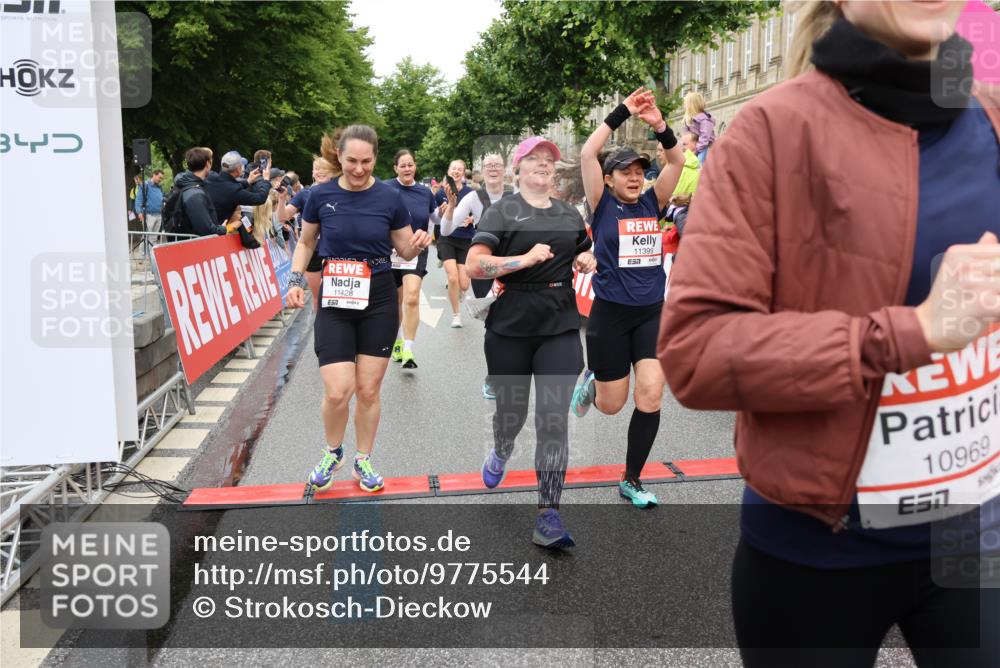 14.06.2026 - REWE Women's Run Strokosch-Dieckow http://msf.ph/oto/9775544 14.06.2026 09:56:31 Ziel 10098, 10112, 10122, 10265, 10304, 10563, 10736, 10757, 10774, 10838, 10845, 10867, 10969, 11383, 11399, 11428, 11491, 11515, 11526 meine-sportfotos.de
