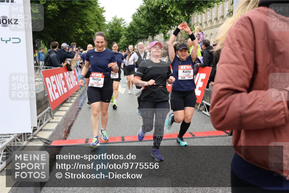 14.06.2026 - REWE Women's Run Strokosch-Dieckow http://msf.ph/oto/9775556 14.06.2026 09:56:31 Ziel 10098, 10112, 10122, 10265, 10304, 10563, 10736, 10757, 10774, 10838, 10845, 10867, 10969, 11383, 11399, 11428, 11491, 11515, 11526 meine-sportfotos.de