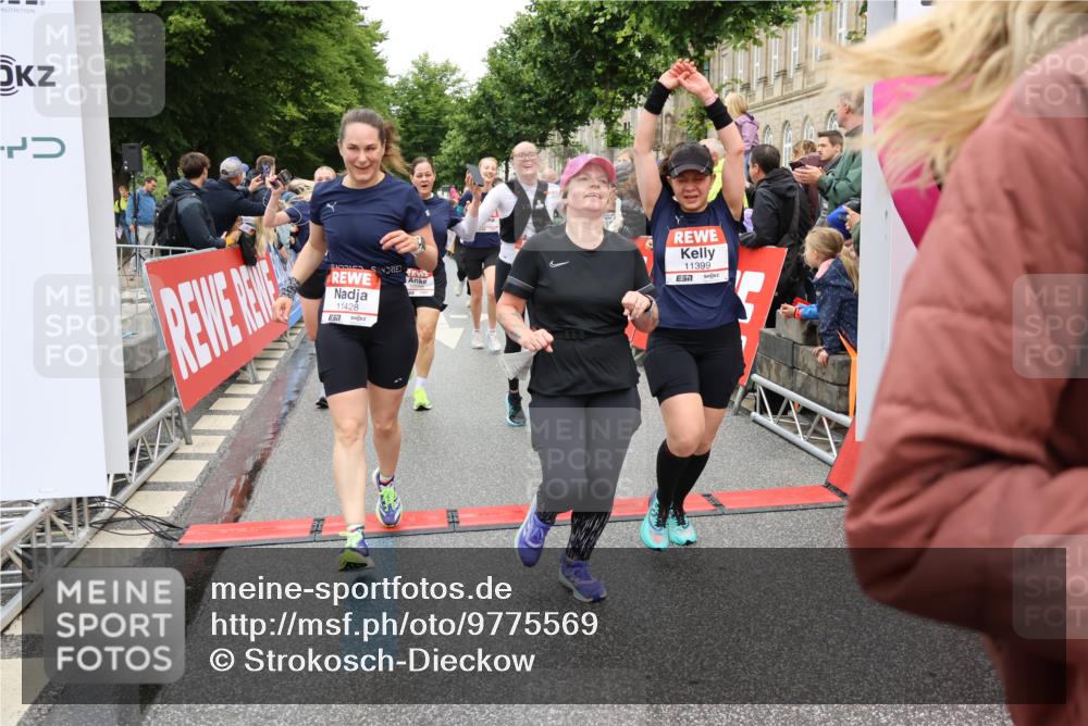 14.06.2026 - REWE Women's Run Strokosch-Dieckow http://msf.ph/oto/9775569 14.06.2026 09:56:31 Ziel 10098, 10112, 10122, 10265, 10304, 10563, 10736, 10757, 10774, 10838, 10845, 10867, 10969, 11383, 11399, 11428, 11491, 11515, 11526 meine-sportfotos.de