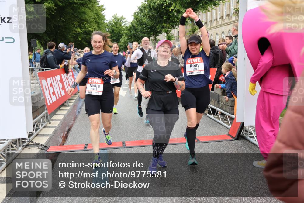 14.06.2026 - REWE Women's Run Strokosch-Dieckow http://msf.ph/oto/9775581 14.06.2026 09:56:32 Ziel 10098, 10112, 10122, 10265, 10304, 10563, 10736, 10757, 10774, 10845, 10867, 10969, 11383, 11399, 11428, 11515, 11526 meine-sportfotos.de