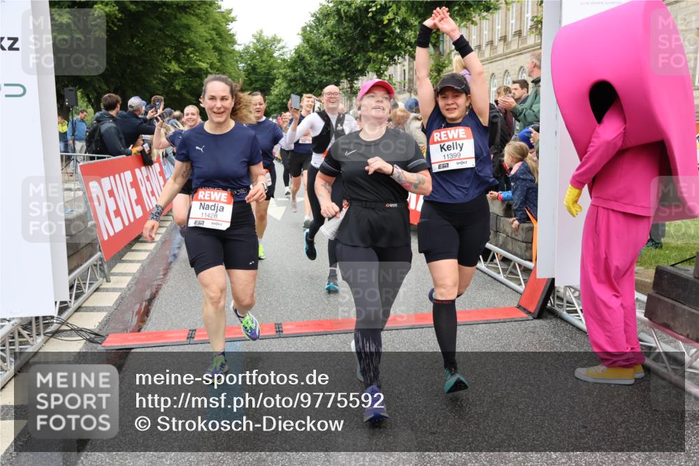 14.06.2026 - REWE Women's Run Strokosch-Dieckow http://msf.ph/oto/9775592 14.06.2026 09:56:32 Ziel 10098, 10112, 10122, 10265, 10304, 10563, 10736, 10757, 10774, 10845, 10867, 10969, 11383, 11399, 11428, 11515, 11526 meine-sportfotos.de