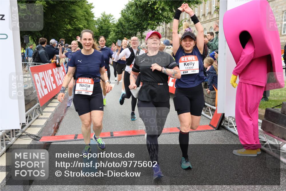 14.06.2026 - REWE Women's Run Strokosch-Dieckow http://msf.ph/oto/9775602 14.06.2026 09:56:32 Ziel 10098, 10112, 10122, 10265, 10304, 10563, 10736, 10757, 10774, 10845, 10867, 10969, 11383, 11399, 11428, 11515, 11526 meine-sportfotos.de