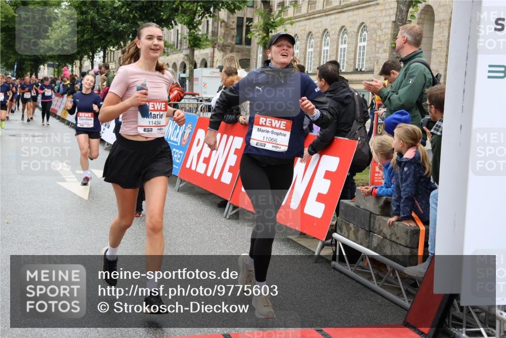 14.06.2026 - REWE Women's Run Strokosch-Dieckow http://msf.ph/oto/9775603 14.06.2026 10:00:32 Ziel 10229, 10519, 10566, 10756, 10789, 10911, 10956, 11042, 11066, 11092, 11171, 11342, 11414, 11434, 11463 meine-sportfotos.de