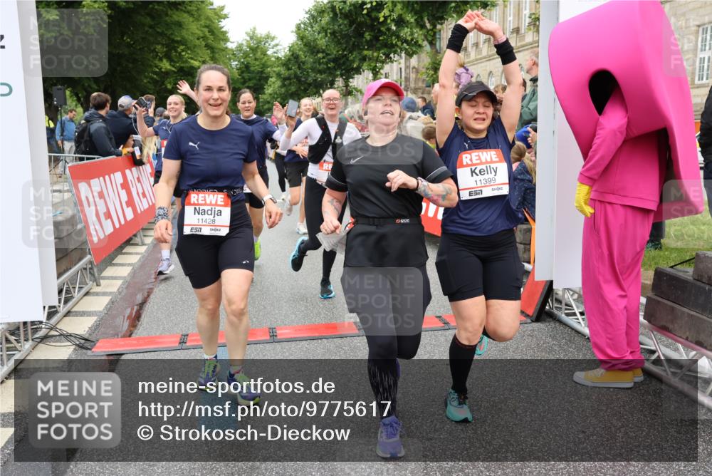 14.06.2026 - REWE Women's Run Strokosch-Dieckow http://msf.ph/oto/9775617 14.06.2026 09:56:32 Ziel 10098, 10112, 10122, 10265, 10304, 10563, 10736, 10757, 10774, 10845, 10867, 10969, 11383, 11399, 11428, 11515, 11526 meine-sportfotos.de