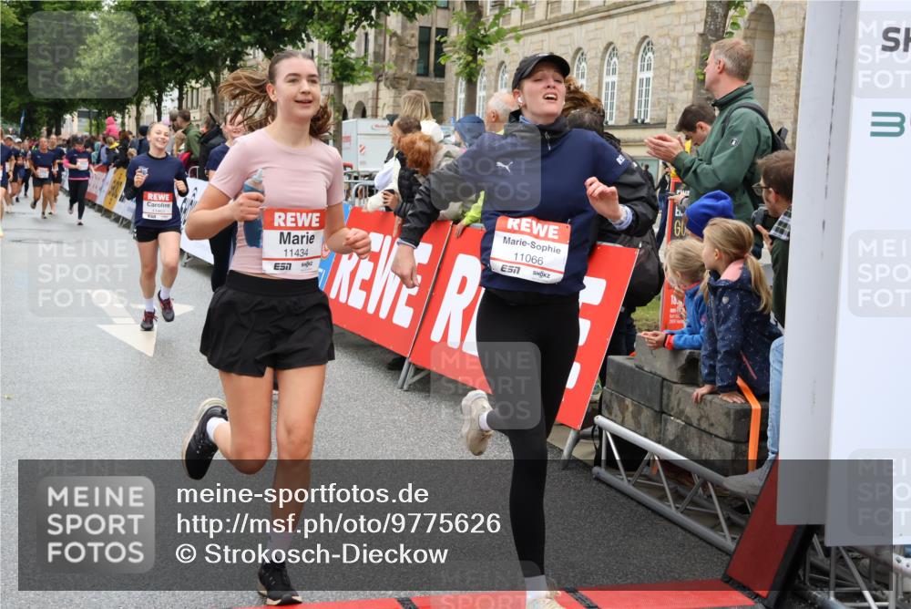 14.06.2026 - REWE Women's Run Strokosch-Dieckow http://msf.ph/oto/9775626 14.06.2026 10:00:33 Ziel 10229, 10300, 10519, 10566, 10756, 10789, 10911, 10956, 11042, 11066, 11092, 11171, 11342, 11414, 11434, 11463 meine-sportfotos.de