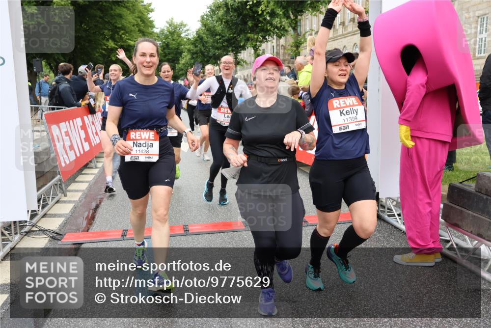 14.06.2026 - REWE Women's Run Strokosch-Dieckow http://msf.ph/oto/9775629 14.06.2026 09:56:32 Ziel 10098, 10112, 10122, 10265, 10304, 10563, 10736, 10757, 10774, 10845, 10867, 10969, 11383, 11399, 11428, 11515, 11526 meine-sportfotos.de