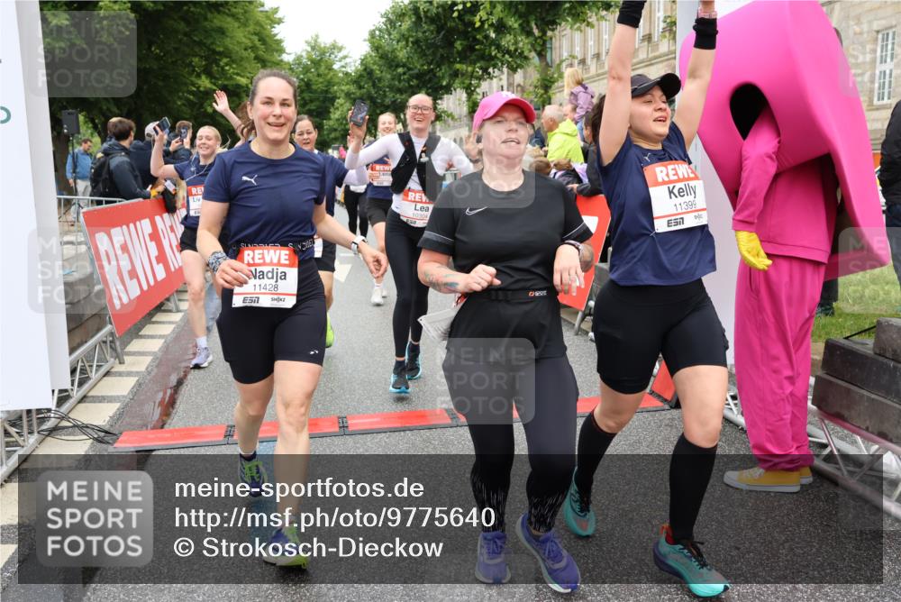 14.06.2026 - REWE Women's Run Strokosch-Dieckow http://msf.ph/oto/9775640 14.06.2026 09:56:32 Ziel 10098, 10112, 10122, 10265, 10304, 10563, 10736, 10757, 10774, 10845, 10867, 10969, 11383, 11399, 11428, 11515, 11526 meine-sportfotos.de