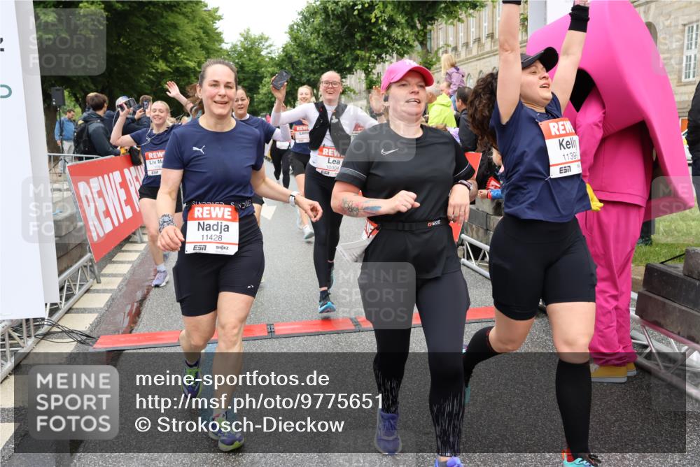 14.06.2026 - REWE Women's Run Strokosch-Dieckow http://msf.ph/oto/9775651 14.06.2026 09:56:32 Ziel 10098, 10112, 10122, 10265, 10304, 10563, 10736, 10757, 10774, 10845, 10867, 10969, 11383, 11399, 11428, 11515, 11526 meine-sportfotos.de