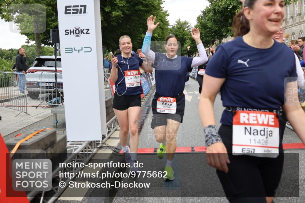 14.06.2026 - REWE Women's Run Strokosch-Dieckow http://msf.ph/oto/9775662 14.06.2026 09:56:33 Ziel 10098, 10112, 10122, 10265, 10304, 10682, 10736, 10757, 10774, 10845, 10867, 10969, 11383, 11399, 11428, 11515 meine-sportfotos.de