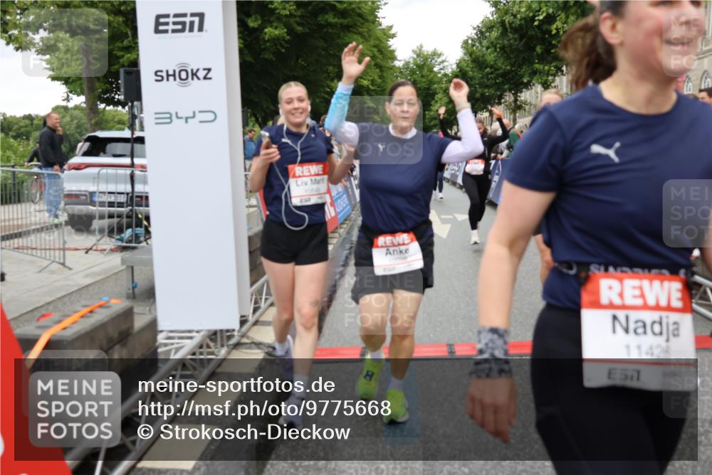 14.06.2026 - REWE Women's Run Strokosch-Dieckow http://msf.ph/oto/9775668 14.06.2026 09:56:33 Ziel 10098, 10112, 10122, 10265, 10304, 10682, 10736, 10757, 10774, 10845, 10867, 10969, 11383, 11399, 11428, 11515 meine-sportfotos.de