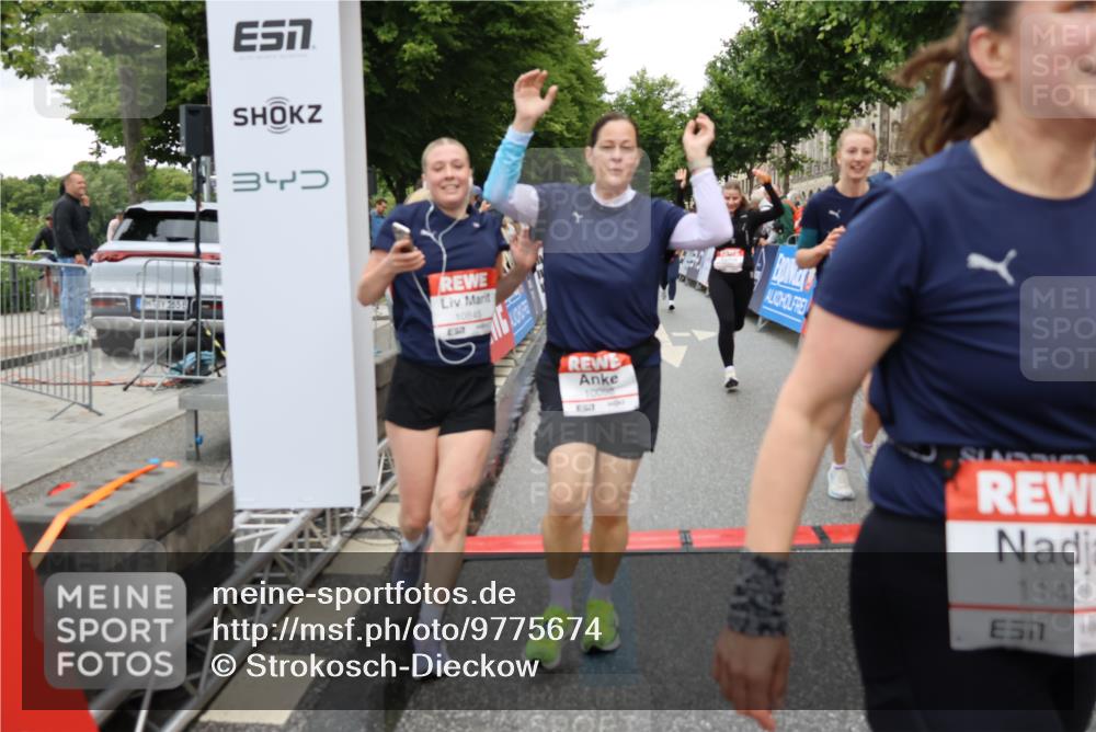 14.06.2026 - REWE Women's Run Strokosch-Dieckow http://msf.ph/oto/9775674 14.06.2026 09:56:33 Ziel 10098, 10112, 10122, 10265, 10304, 10682, 10736, 10757, 10774, 10845, 10867, 10969, 11383, 11399, 11428, 11515 meine-sportfotos.de