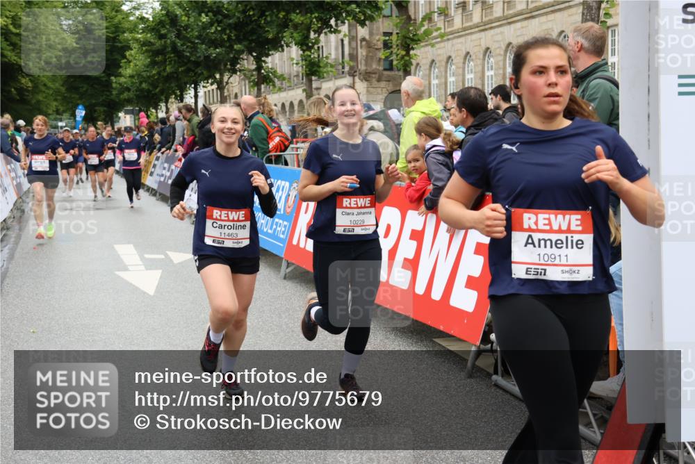 14.06.2026 - REWE Women's Run Strokosch-Dieckow http://msf.ph/oto/9775679 14.06.2026 10:00:34 Ziel 10229, 10300, 10519, 10566, 10756, 10789, 10911, 10956, 11042, 11066, 11092, 11171, 11342, 11414, 11434, 11463 meine-sportfotos.de