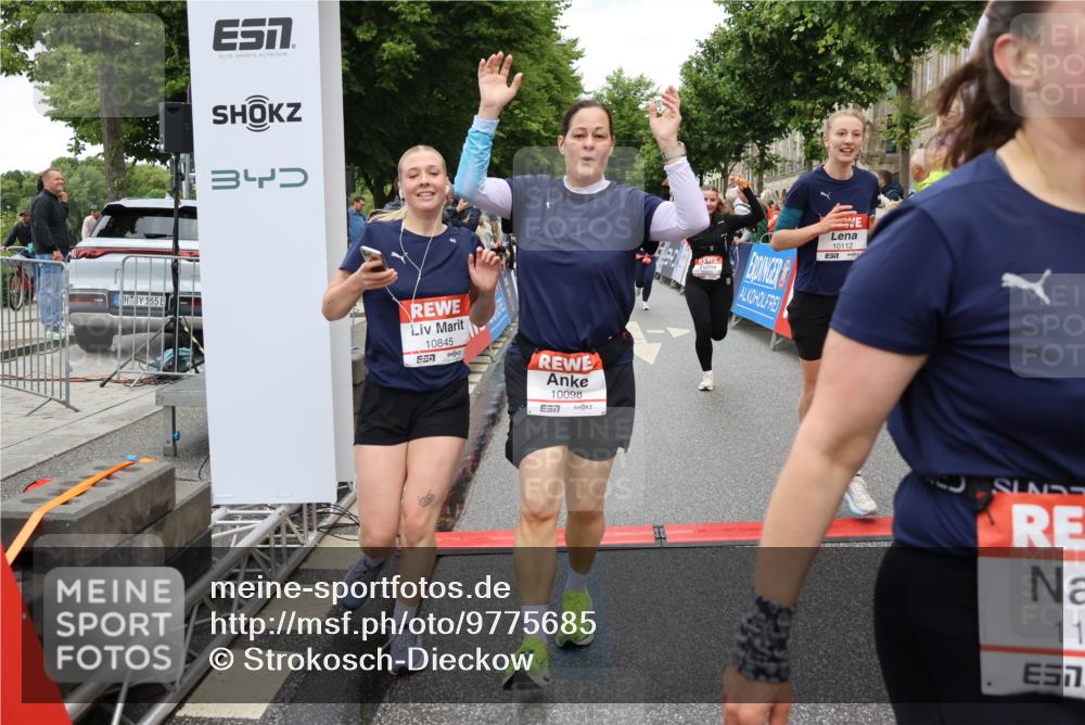 14.06.2026 - REWE Women's Run Strokosch-Dieckow http://msf.ph/oto/9775685 14.06.2026 09:56:33 Ziel 10098, 10112, 10122, 10265, 10304, 10682, 10736, 10757, 10774, 10845, 10867, 10969, 11383, 11399, 11428, 11515 meine-sportfotos.de