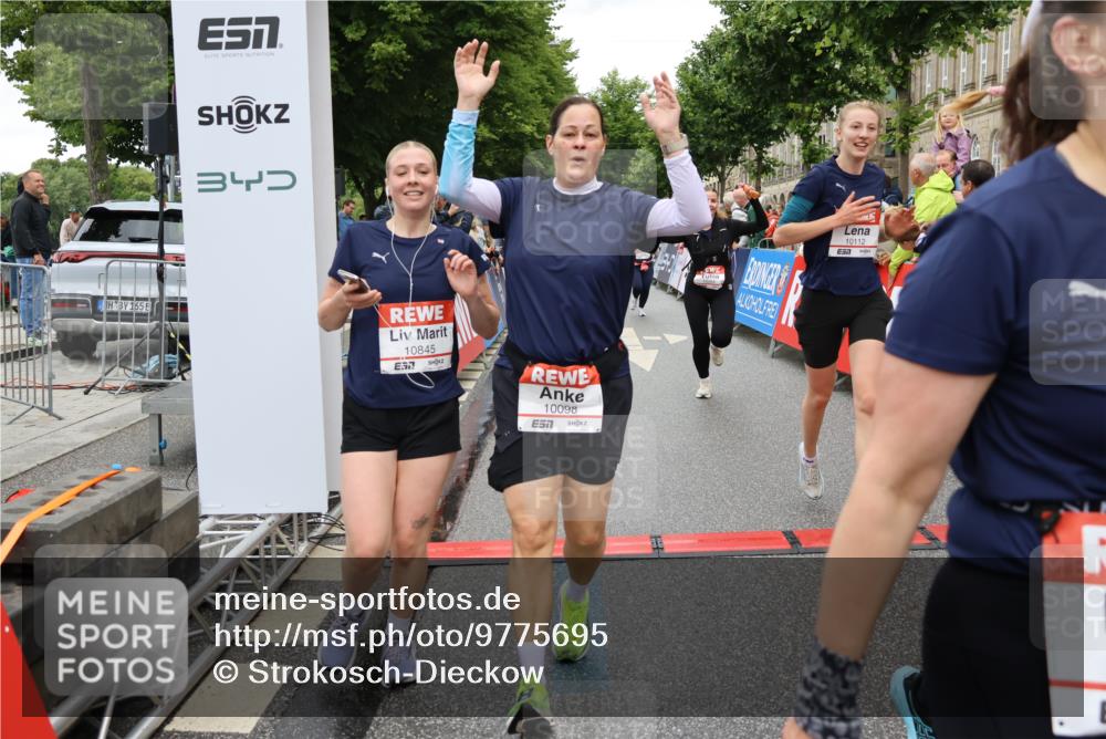 14.06.2026 - REWE Women's Run Strokosch-Dieckow http://msf.ph/oto/9775695 14.06.2026 09:56:33 Ziel 10098, 10112, 10122, 10265, 10304, 10682, 10736, 10757, 10774, 10845, 10867, 10969, 11383, 11399, 11428, 11515 meine-sportfotos.de