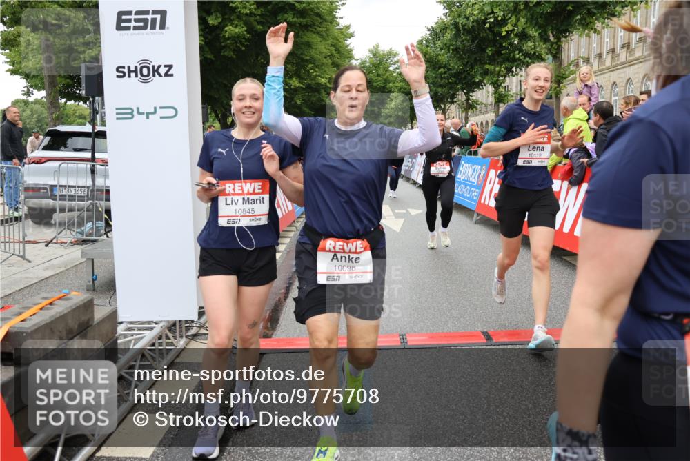 14.06.2026 - REWE Women's Run Strokosch-Dieckow http://msf.ph/oto/9775708 14.06.2026 09:56:33 Ziel 10098, 10112, 10122, 10265, 10304, 10682, 10736, 10757, 10774, 10845, 10867, 10969, 11383, 11399, 11428, 11515 meine-sportfotos.de