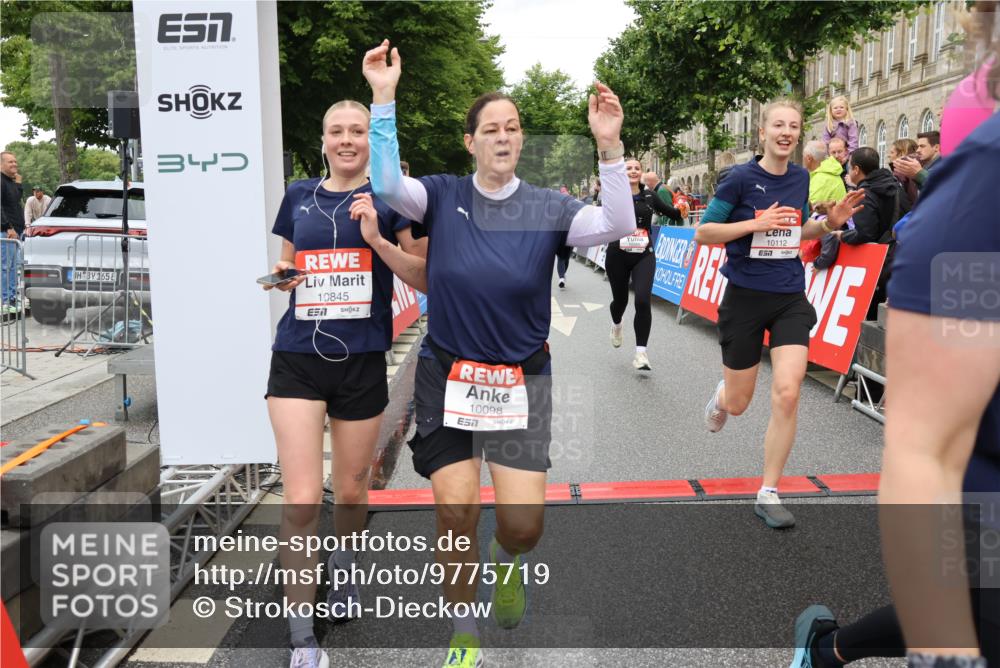 14.06.2026 - REWE Women's Run Strokosch-Dieckow http://msf.ph/oto/9775719 14.06.2026 09:56:33 Ziel 10098, 10112, 10122, 10265, 10304, 10682, 10736, 10757, 10774, 10845, 10867, 10969, 11383, 11399, 11428, 11515 meine-sportfotos.de