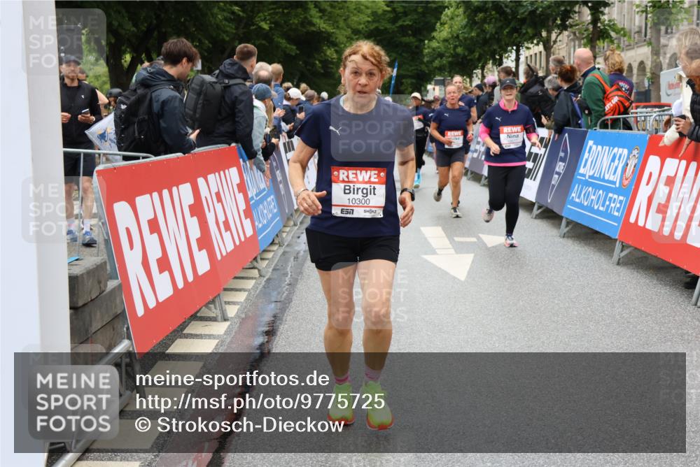14.06.2026 - REWE Women's Run Strokosch-Dieckow http://msf.ph/oto/9775725 14.06.2026 10:00:37 Ziel 10229, 10300, 10677, 10756, 10911, 10956, 11066, 11092, 11171, 11255, 11434, 11463 meine-sportfotos.de