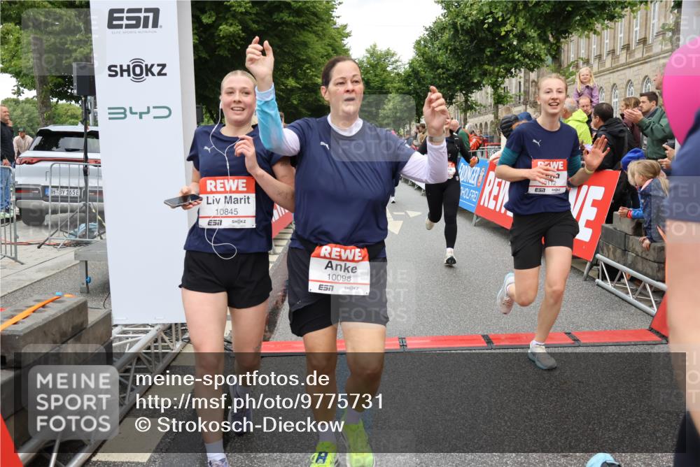 14.06.2026 - REWE Women's Run Strokosch-Dieckow http://msf.ph/oto/9775731 14.06.2026 09:56:33 Ziel 10098, 10112, 10122, 10265, 10304, 10682, 10736, 10757, 10774, 10845, 10867, 10969, 11383, 11399, 11428, 11515 meine-sportfotos.de
