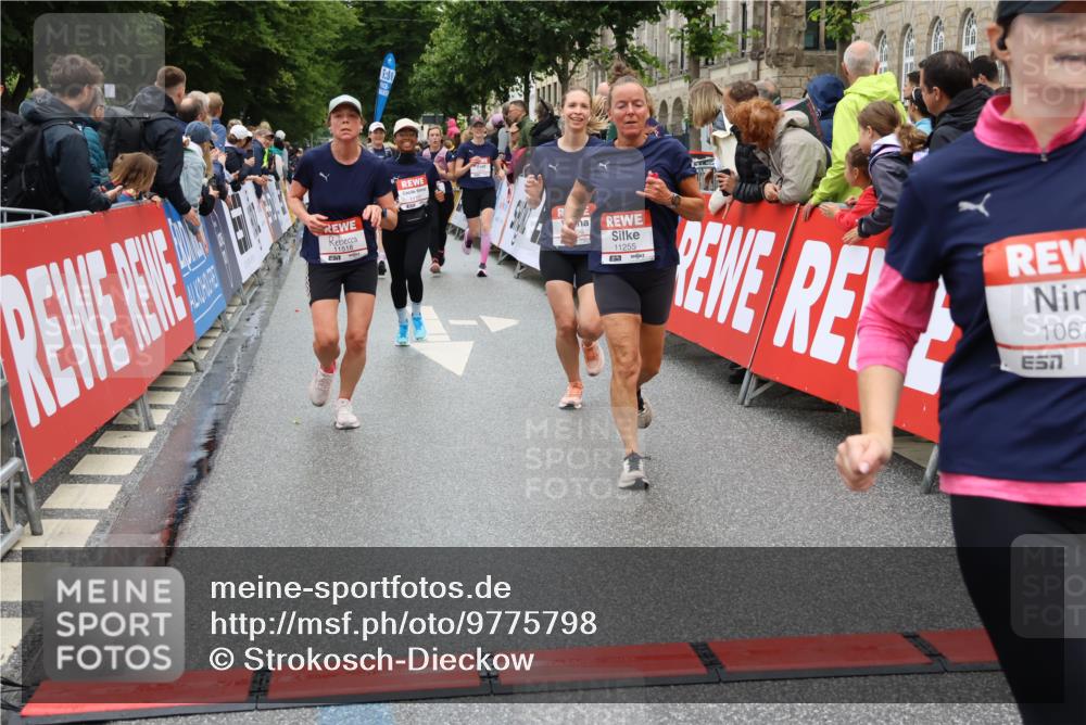 14.06.2026 - REWE Women's Run Strokosch-Dieckow http://msf.ph/oto/9775798 14.06.2026 10:00:41 Ziel 10210, 10229, 10300, 10433, 10466, 10677, 10709, 10911, 11066, 11101, 11255, 11463, 11518 meine-sportfotos.de