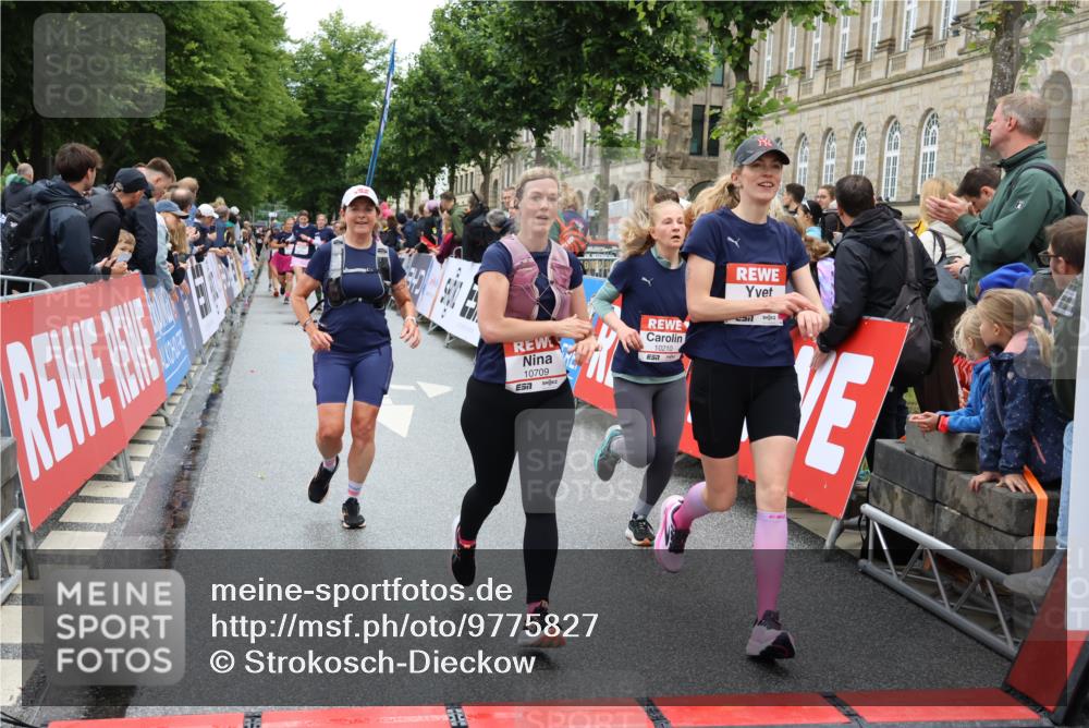 14.06.2026 - REWE Women's Run Strokosch-Dieckow http://msf.ph/oto/9775827 14.06.2026 10:00:45 Ziel 10030, 10210, 10300, 10433, 10466, 10677, 10709, 11101, 11255, 11518 meine-sportfotos.de