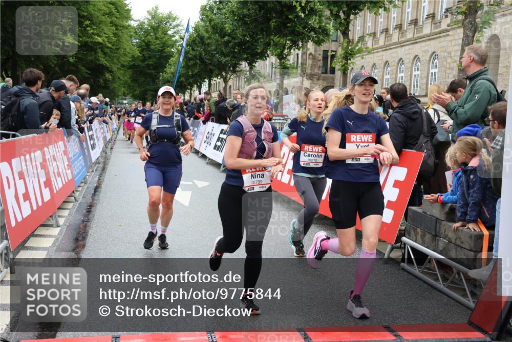 14.06.2026 - REWE Women's Run Strokosch-Dieckow http://msf.ph/oto/9775844 14.06.2026 10:00:45 Ziel 10030, 10210, 10300, 10433, 10466, 10677, 10709, 11101, 11255, 11518 meine-sportfotos.de